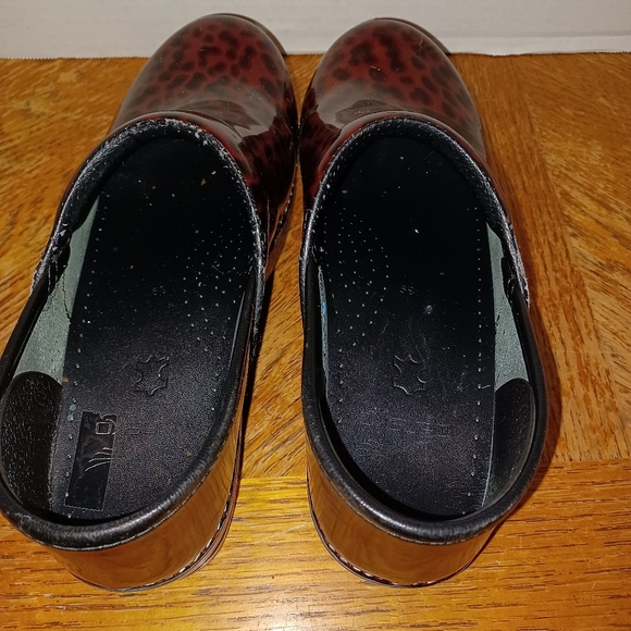 Dansko Black And Pink Leopard/cheetah Print Clogs Size 39. Gently used in good c - Picture 7 of 9